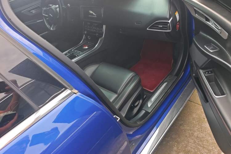 Used Jaguar XEL 2019 2.0T 200 PS Deluxe Edition Right Front Seat