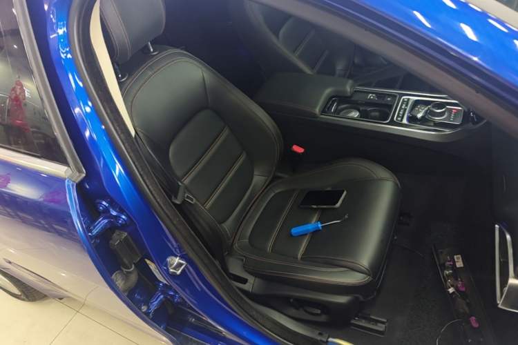 Used Jaguar XEL 2019 2.0T 200 PS Deluxe Edition Right Front Seat