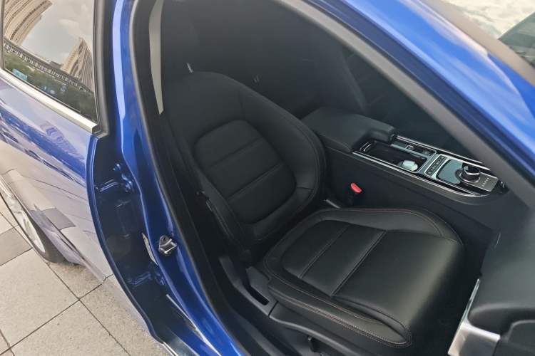 Used Jaguar XEL 2019 2.0T 200 PS Deluxe Edition Right Front Seat