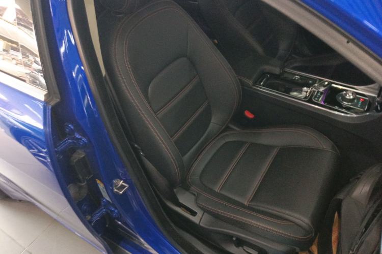 Used Jaguar XEL 2019 2.0T 200 PS Luxury Edition Right Front Seat