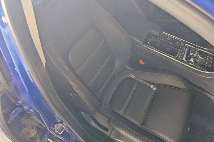 Used Jaguar XEL 2019 2.0T 200 PS Luxury Edition Right Front Seat