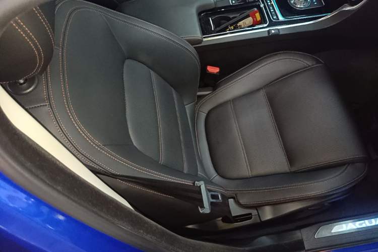Used Jaguar XEL 2019 2.0T 200 PS Deluxe Edition Right Front Seat