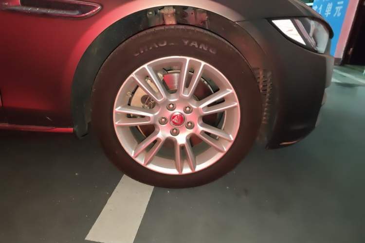 Used Jaguar XEL 2019 2.0T 200 PS Elite Edition Right Front Wheel Hub