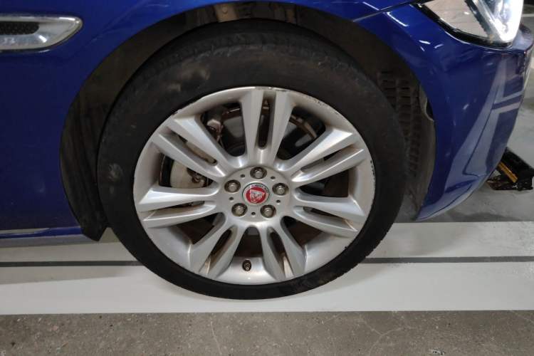 Used Jaguar XEL 2019 2.0T 200 PS Deluxe Edition Right Front Wheel Hub