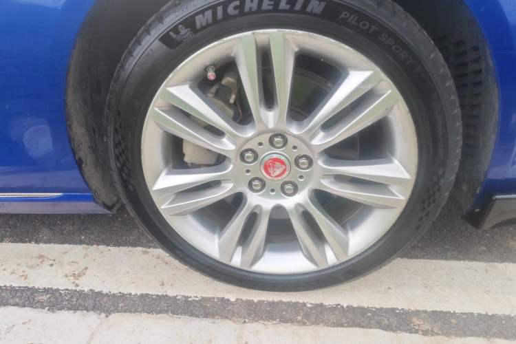 Used Jaguar XEL 2019 2.0T 250 PS Premium Edition Right Front Wheel Hub