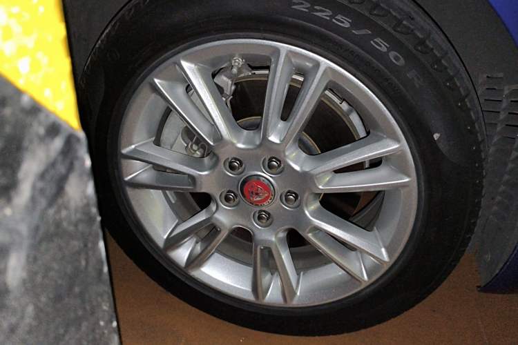 Used Jaguar XEL 2019 2.0T 200 PS Luxury Edition Right Front Wheel Hub