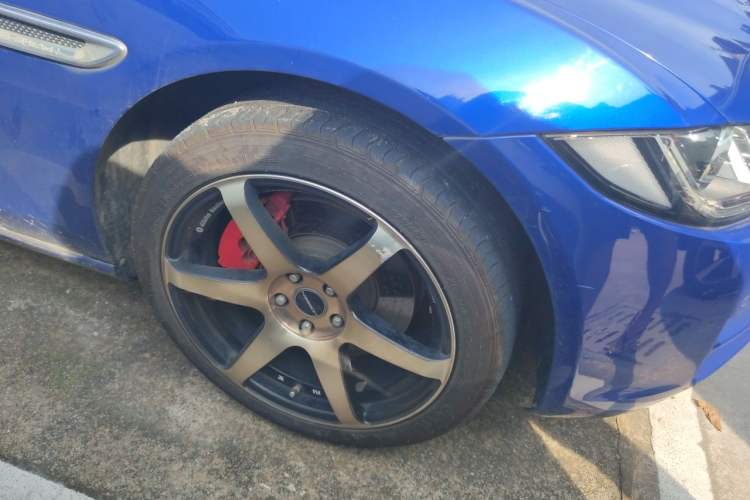 Used Jaguar XEL 2019 2.0T 200 PS Deluxe Edition Right Front Wheel Hub