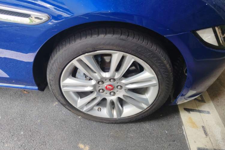 Used Jaguar XEL 2019 2.0T 200 PS Deluxe Edition Right Front Wheel Hub