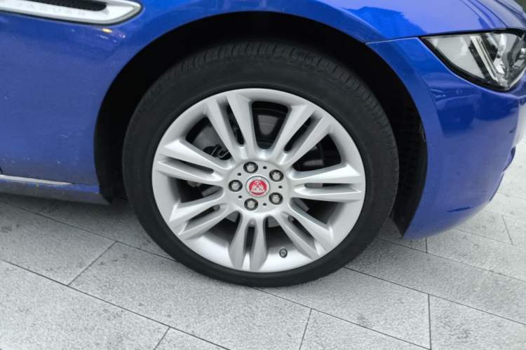 Used Jaguar XEL 2019 2.0T 200 PS Deluxe Edition Right Front Wheel Hub