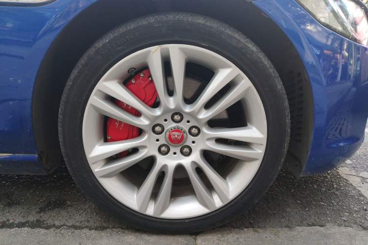 Used Jaguar XEL 2019 2.0T 200 PS Deluxe Edition Right Front Wheel Hub