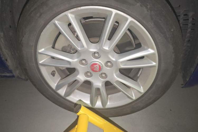 Used Jaguar XEL 2019 2.0T 200 PS Luxury Edition Right Front Wheel Hub