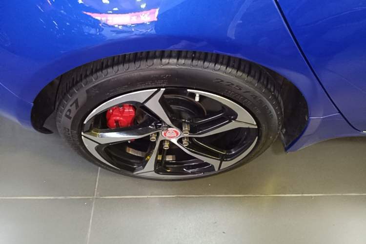 Used Jaguar XEL 2019 2.0T 200 PS Deluxe Edition Right Rear Wheel Hub