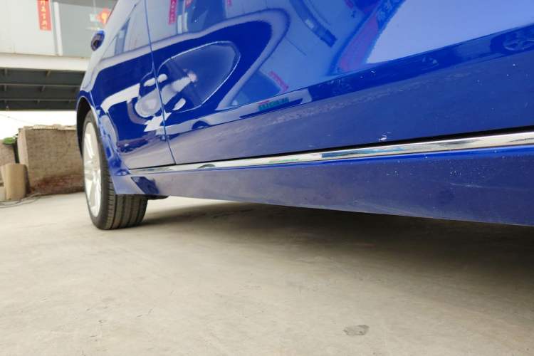 Used Jaguar XEL 2019 2.0T 200 PS Deluxe Edition Right Side Sill