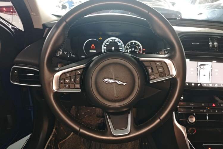 Used Jaguar XEL 2019 2.0T 200 PS Deluxe Edition Steering Wheel