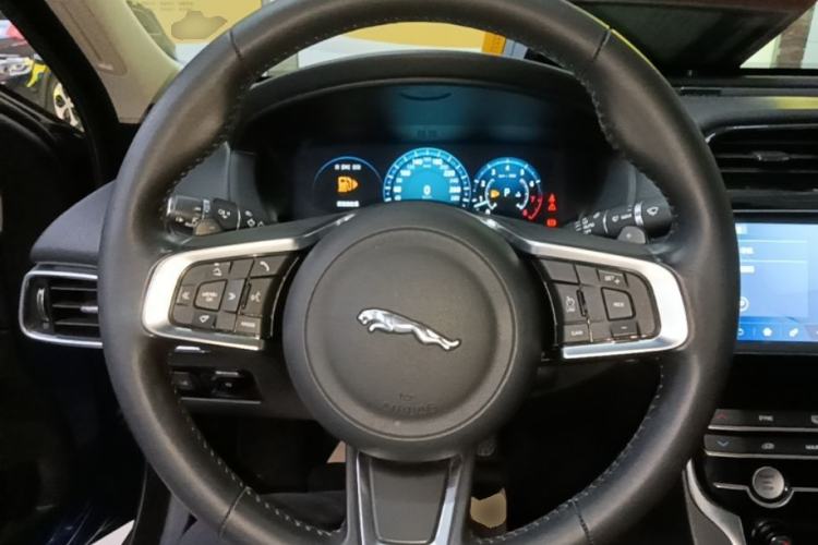 Used Jaguar XEL 2019 2.0T 200 PS Deluxe Edition Steering Wheel