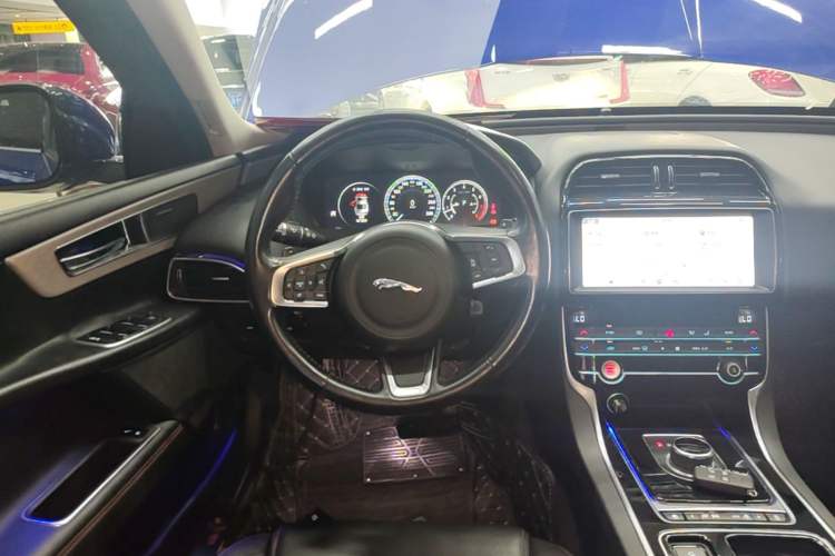 Used Jaguar XEL 2019 2.0T 200 PS Deluxe Edition Steering Wheel