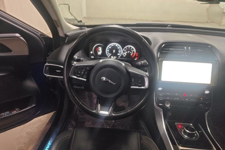 Used Jaguar XEL 2019 2.0T 200 PS Deluxe Edition Steering Wheel