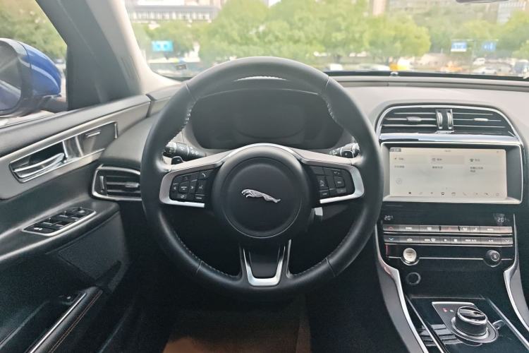 Used Jaguar XEL 2019 2.0T 200 PS Deluxe Edition Steering Wheel