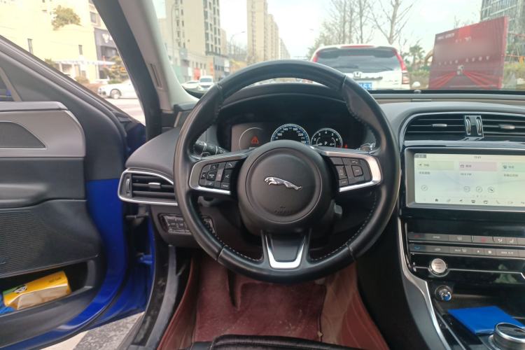 Used Jaguar XEL 2019 2.0T 200 PS Deluxe Edition Steering Wheel