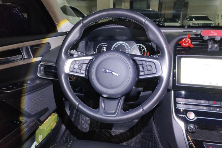 Used Jaguar XEL 2019 2.0T 200 PS Deluxe Edition Steering Wheel