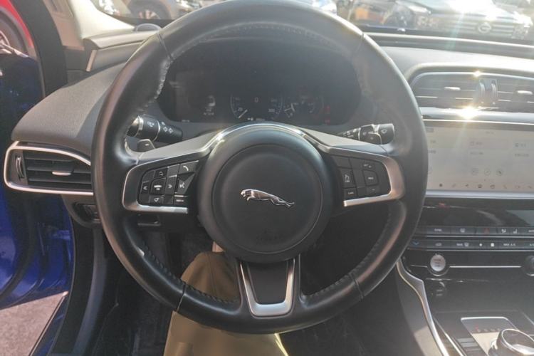 Used Jaguar XEL 2019 2.0T 200 PS Deluxe Edition Steering Wheel