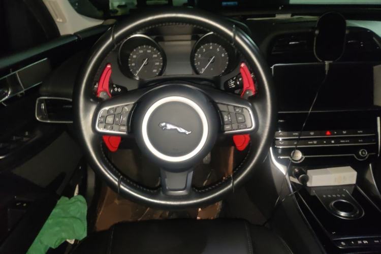 Used Jaguar XEL 2019 2.0T 200 PS Elite Edition Steering Wheel