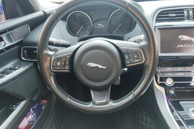 Used Jaguar XEL 2019 2.0T 200 PS Elite Edition Steering Wheel