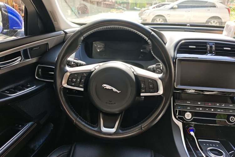Used Jaguar XEL 2019 2.0T 200 PS Deluxe Edition Steering Wheel