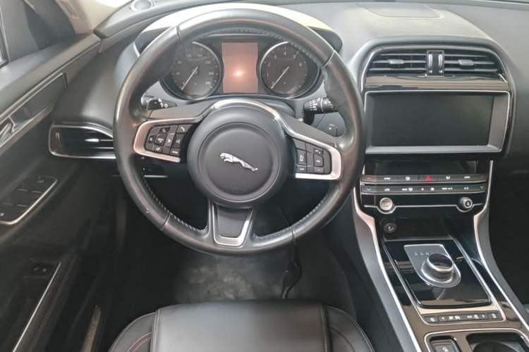 Used Jaguar XEL 2019 2.0T 200 PS Luxury Edition Steering Wheel