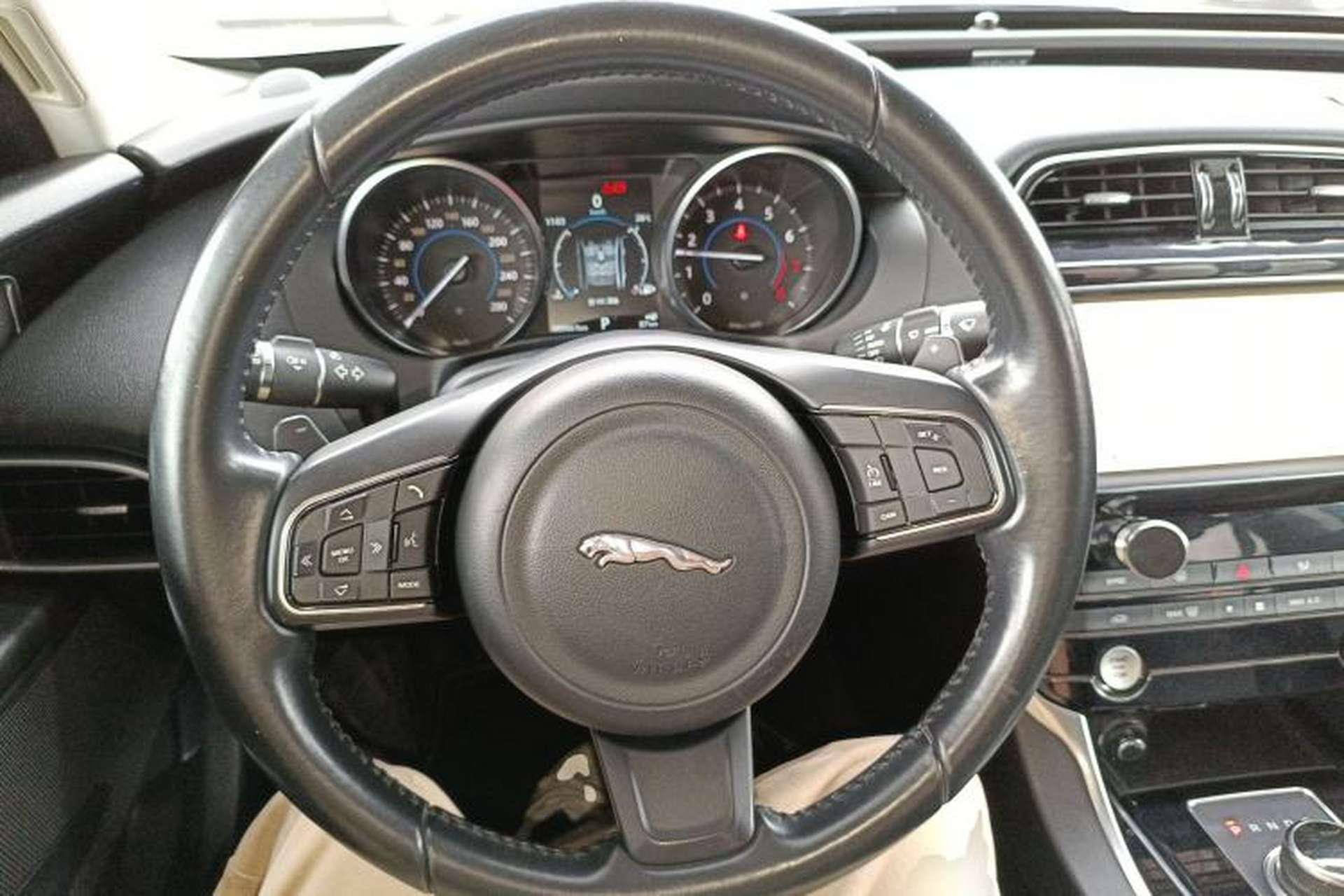 Used Jaguar XEL 2019 2.0T 200 PS Elite Edition Steering Wheel
