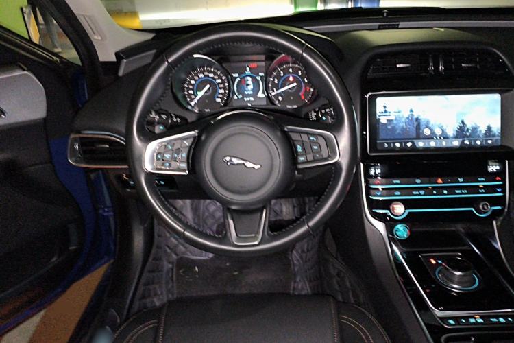 Used Jaguar XEL 2019 2.0T 200 PS Luxury Edition Steering Wheel