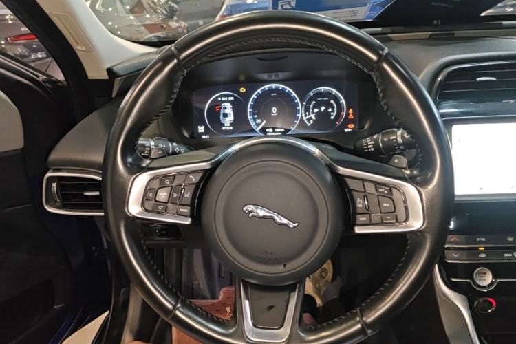 Used Jaguar XEL 2019 2.0T 200 PS Deluxe Edition Steering Wheel