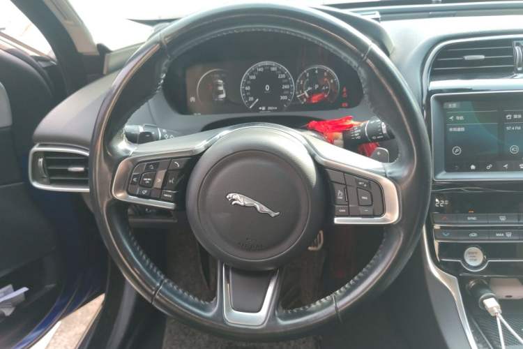 Used Jaguar XEL 2019 2.0T 200 PS Deluxe Edition Steering Wheel