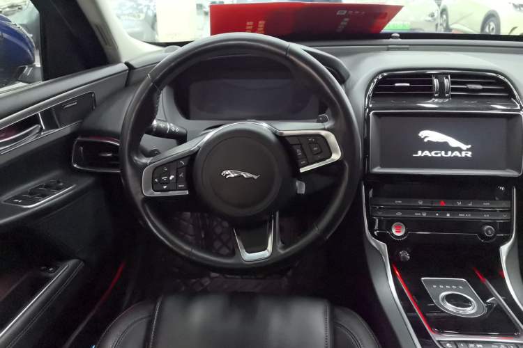 Used Jaguar XEL 2019 2.0T 200 PS Deluxe Edition Steering Wheel