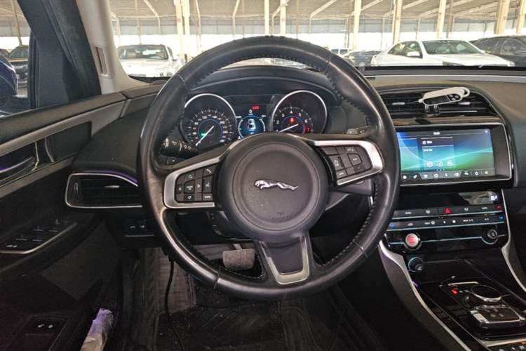 Used Jaguar XEL 2019 2.0T 200 PS Luxury Edition Steering Wheel