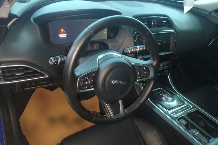 Used Jaguar XEL 2019 2.0T 200 PS Deluxe Edition Steering Wheel