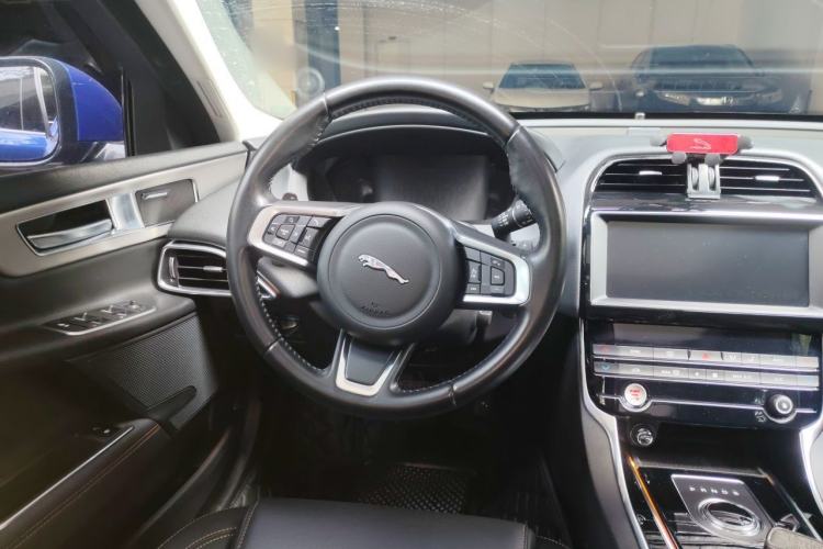 Used Jaguar XEL 2019 2.0T 200 PS Deluxe Edition Steering Wheel