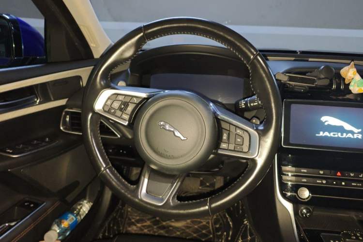 Used Jaguar XEL 2019 2.0T 250 PS Premium Edition Steering Wheel