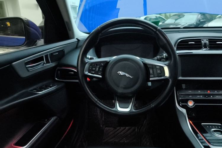 Used Jaguar XEL 2019 2.0T 200 PS Deluxe Edition Steering Wheel