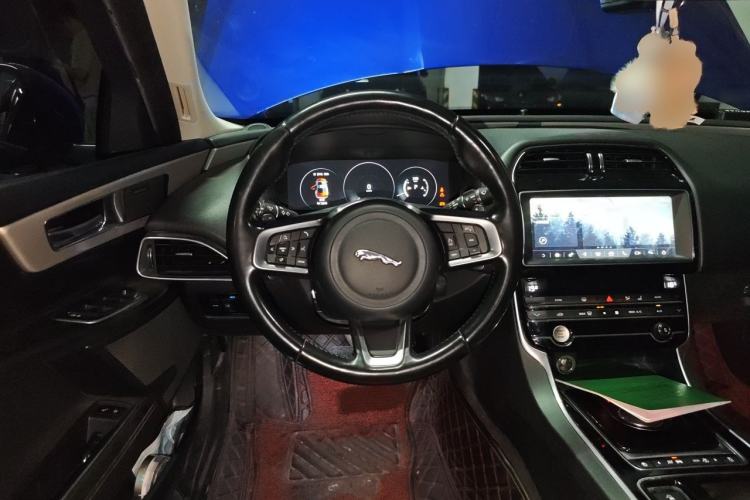 Used Jaguar XEL 2019 2.0T 200 PS Deluxe Edition Steering Wheel