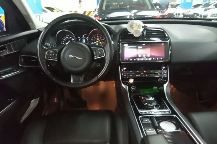 Used Jaguar XEL 2019 2.0T 200 PS Elite Edition Steering Wheel