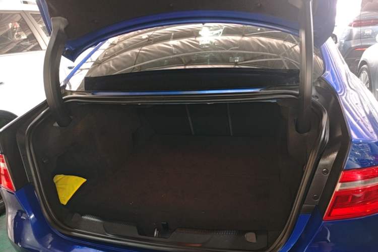 Used Jaguar XEL 2019 2.0T 200 PS Deluxe Edition Trunk