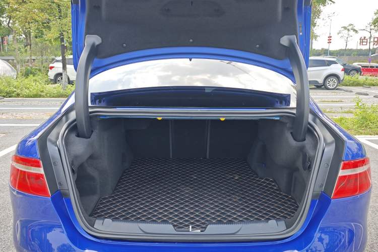 Used Jaguar XEL 2019 2.0T 200 PS Deluxe Edition Trunk