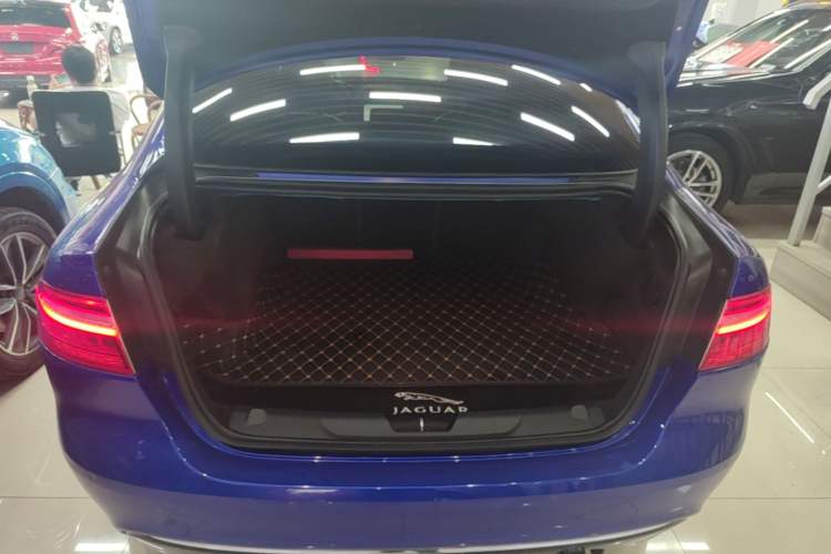 Used Jaguar XEL 2019 2.0T 200 PS Deluxe Edition Trunk