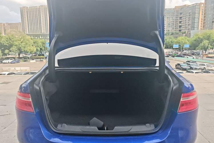 Used Jaguar XEL 2019 2.0T 200 PS Deluxe Edition Trunk