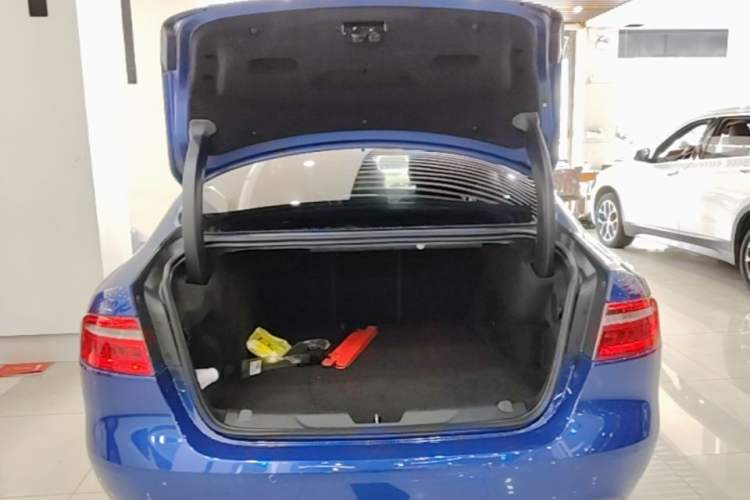 Used Jaguar XEL 2019 2.0T 200 PS Deluxe Edition Trunk