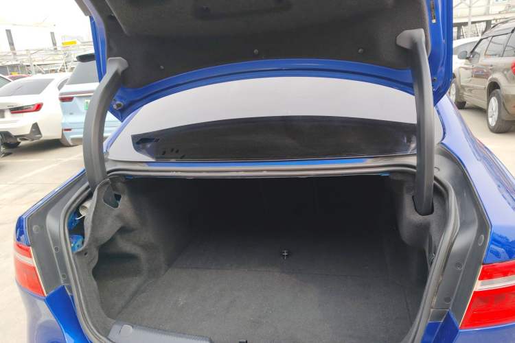Used Jaguar XEL 2019 2.0T 200 PS Deluxe Edition Trunk