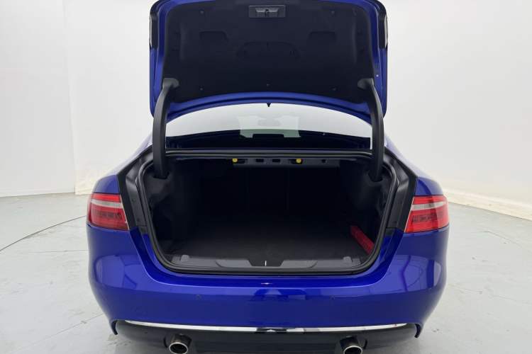 Used Jaguar XEL 2019 2.0T 200 PS Deluxe Edition Trunk