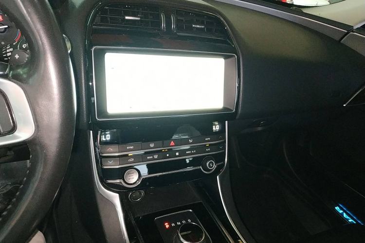Used Jaguar XEL 2019 2.0T 200 PS Luxury Edition Audio And AC Panel