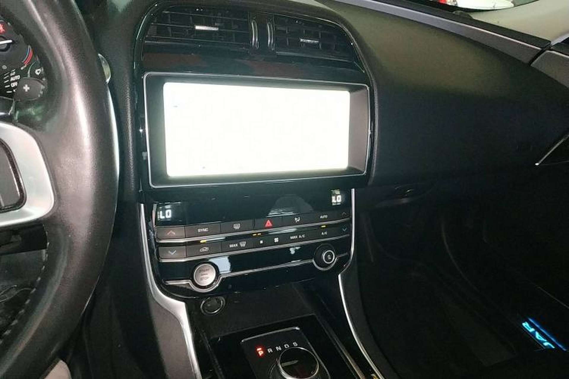 Used Jaguar XEL 2019 2.0T 200 PS Luxury Edition Audio And AC Panel
